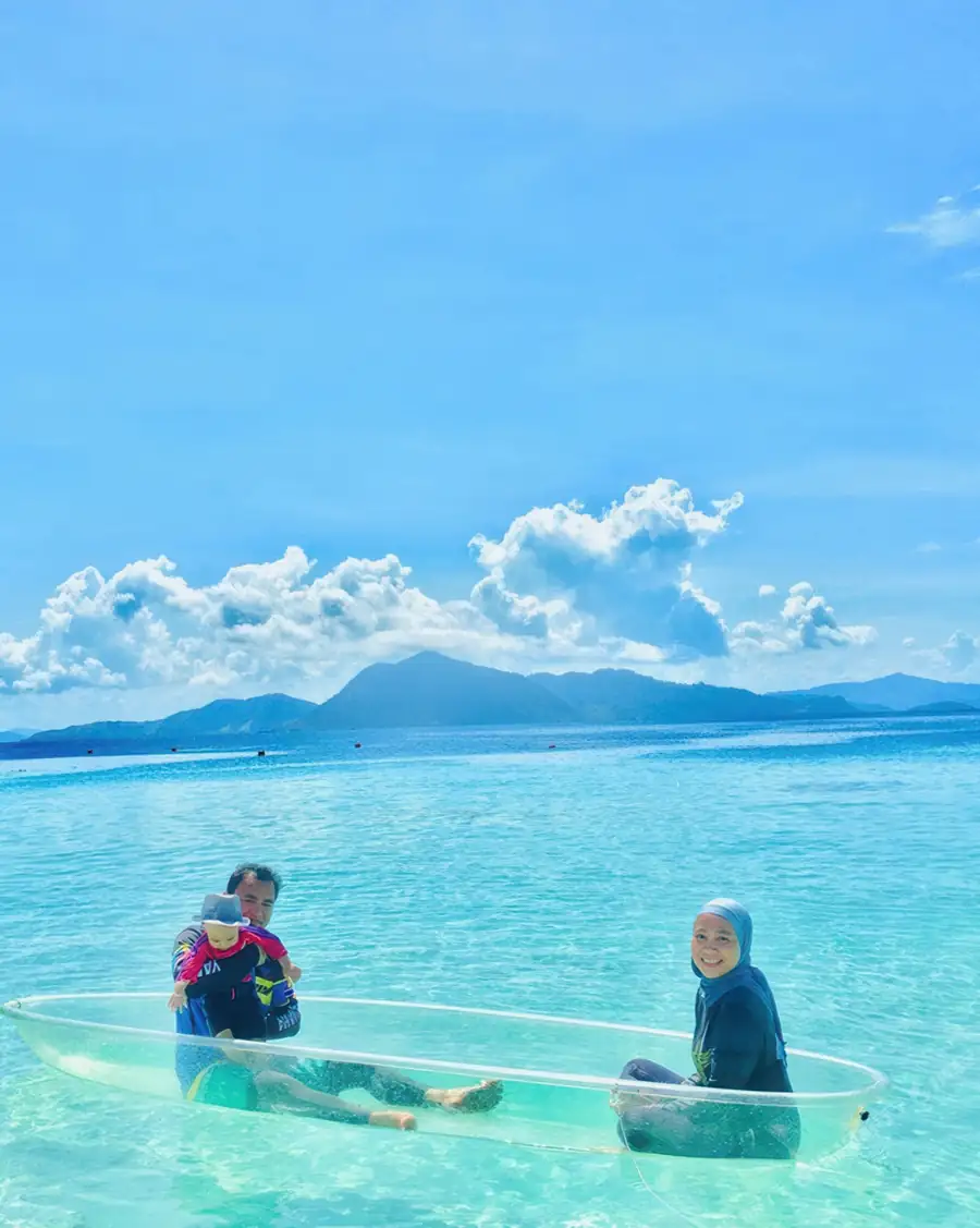 Guests enjoying a sea kayaking session at the resort Dreamy Wave Dwelling Resort