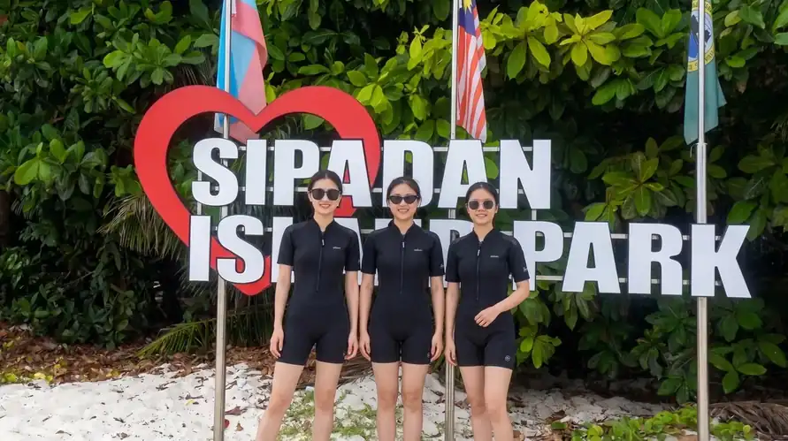 Scuba diving Sipadan to see giant sea turtles with Dreamy Wave Dwelling Resort in the Semporna archipelago.